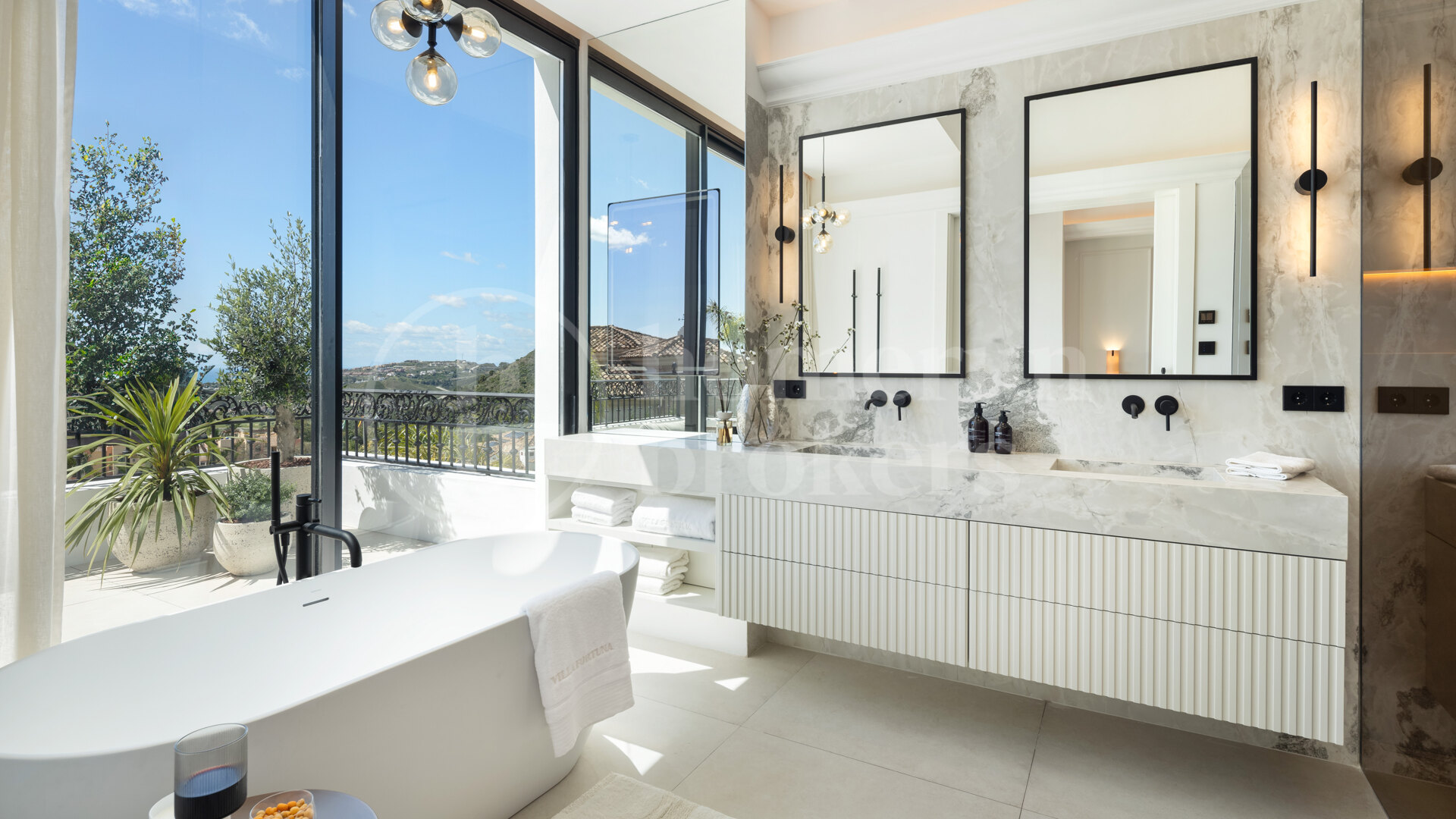 Discover Villa Fortuna, a stunningly renovated luxury villa situated in the prestigious gated community — photo 9