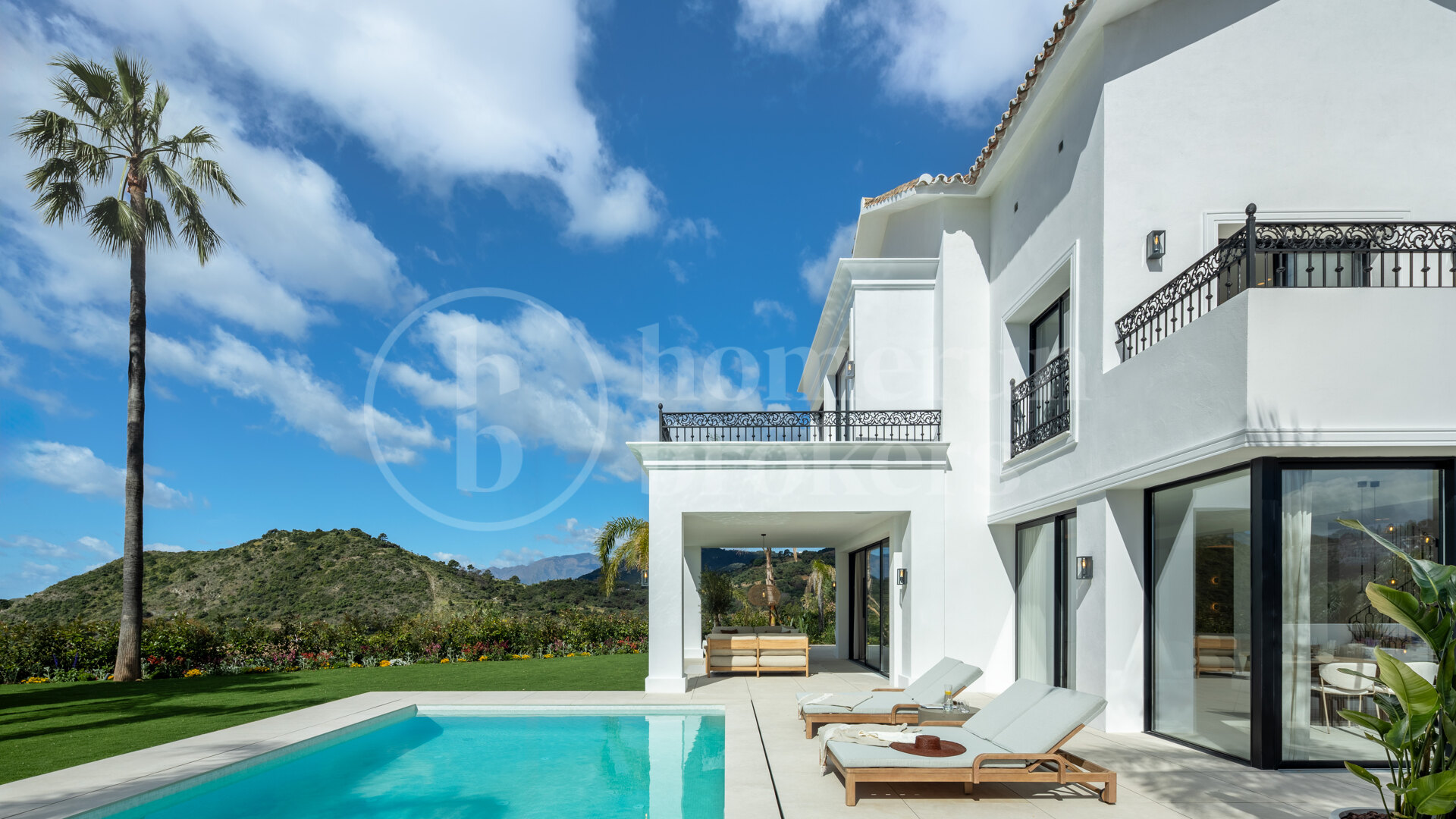 Discover Villa Fortuna, a stunningly renovated luxury villa situated in the prestigious gated community — photo 12
